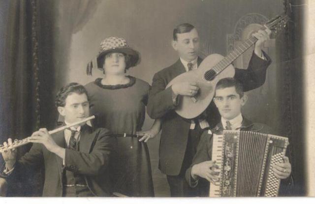 Orquesta con cantante femenina